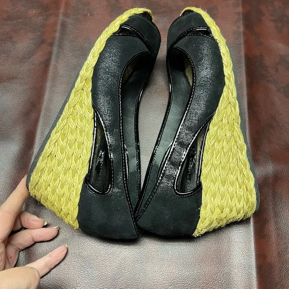 Donald J.‎ Pliner Coraa black wedge heels, size 8.5